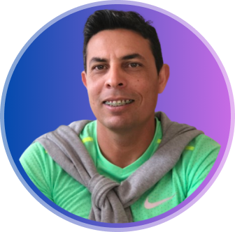 Foto do Henrique sorrindo, com camisa amarela.